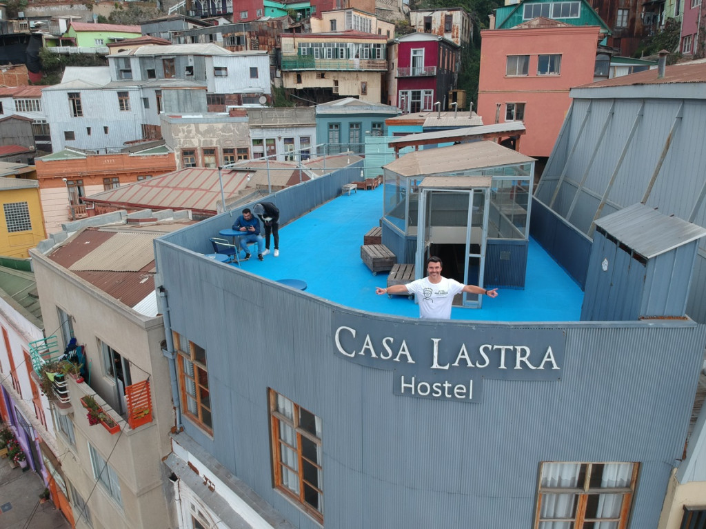 Familia de Valparaíso rifará casona patrimonial y donará un porcentaje de lo recaudado a fundación animalista