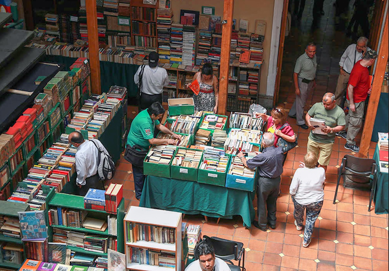 Regresa la Feria del Libro Usado de la Universidad Mayor en el centro de Santiago