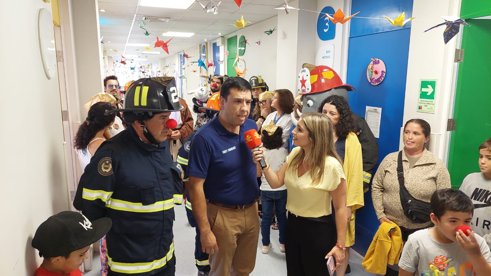 Bomberos de Santiago visita a niños del Hospital Roberto del Río en Día Internacional del Cáncer Infantil