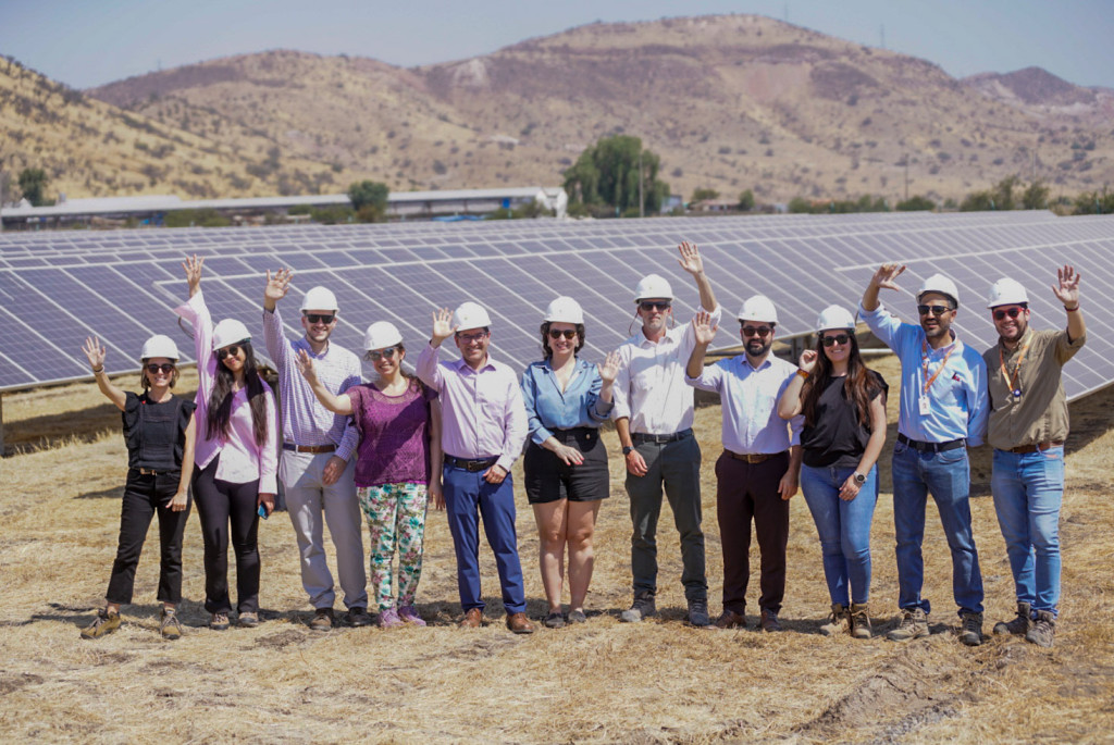 Autoridades visitan primera planta solar en ingresar al Sistema de Compensación de Emisiones en Tiltil