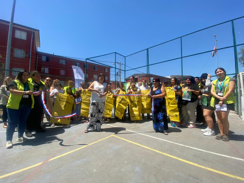 Fase de reciclaje en condominios avanza en la RM con entrega de primeros sacos de acopio en Renca