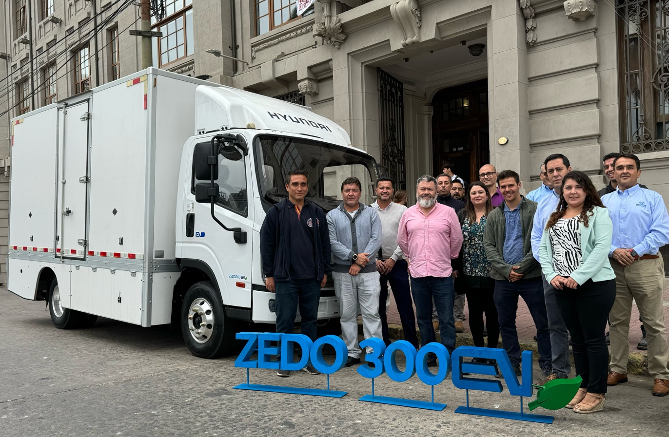 Hyundai Camiones & Buses entrega un Zedo 300EV a la UC de Valparaíso para tareas de reciclaje