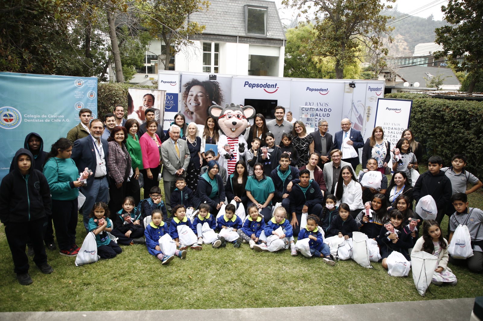 Pepsodent celebra su centenario en Chile, fortaleciendo la salud dental en los colegios