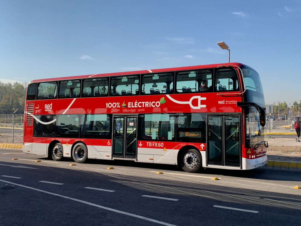 Buses de dos pisos llegan al Aeropuerto de Santiago con el servicio 555