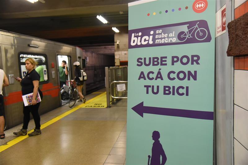 Este sábado las bicis se subirán al Metro de Santiago de forma excepcional