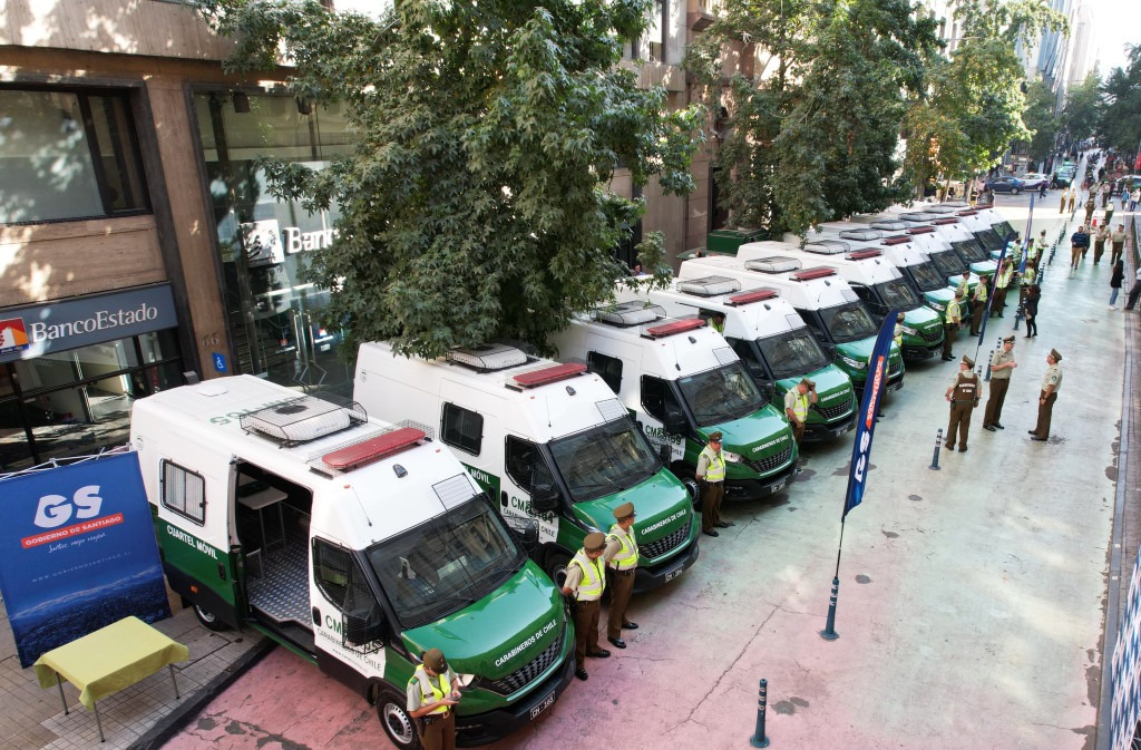 Gobernador Orrego entrega 14 retenes móviles para fortalecer la seguridad en la RM
