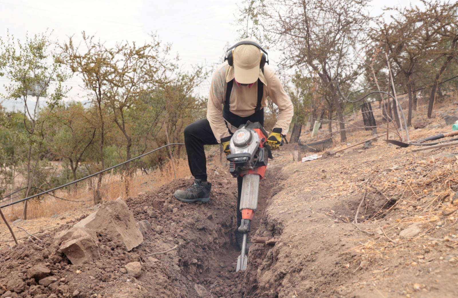 En marcha proyecto para generar paisaje de retención de agua en el cerro Chena de San Bernardo