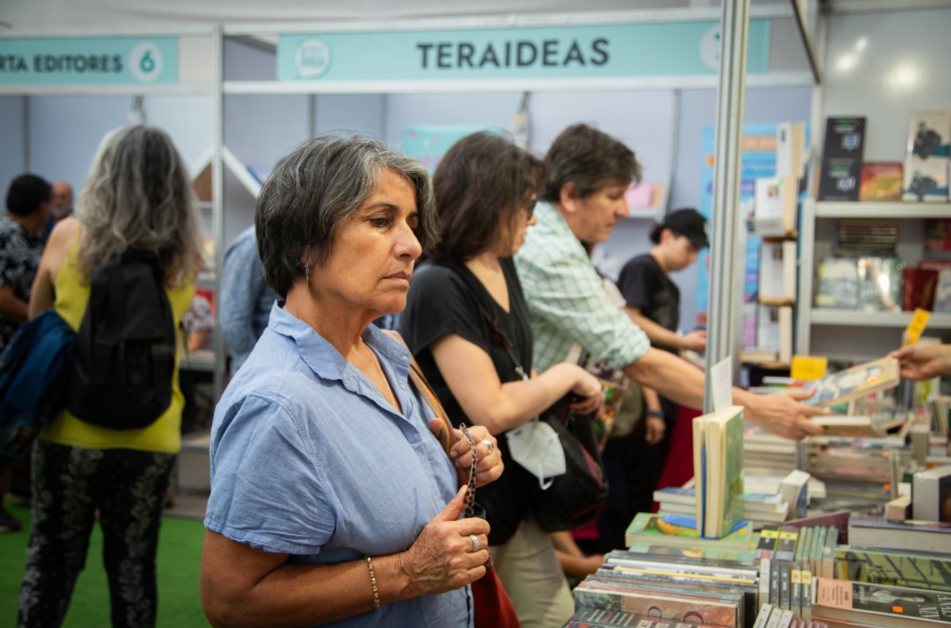 Lleno total en primer fin de semana de Feria Internacional del Libro y las Ciencias Sociales de Recoleta