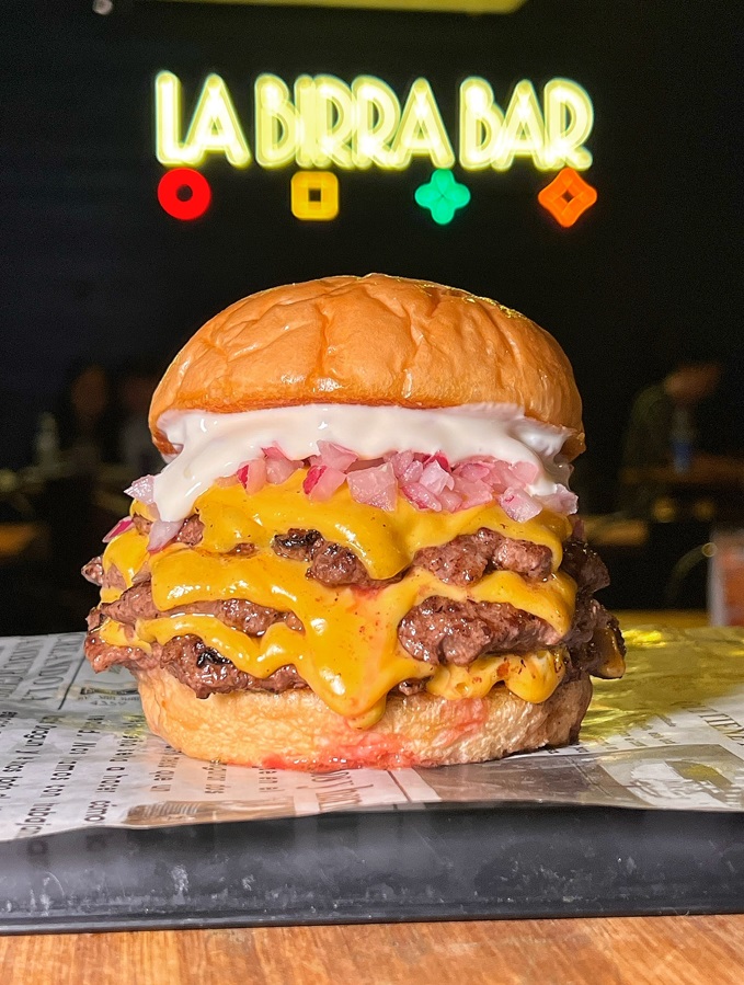 Llega a Chile la hamburguesa más premiada en EEUU: “La Birra Bar”