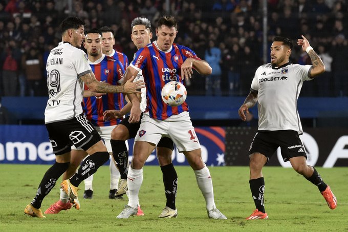 Colo Colo empata en Paraguay y clasifica a octavos de final de la Copa Libertadores