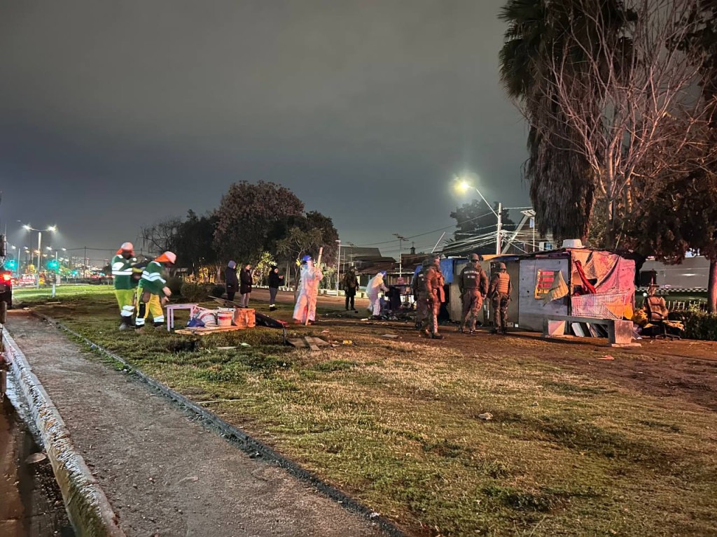 Con maquinaria pesada despejan campamento irregular en Peñalolén