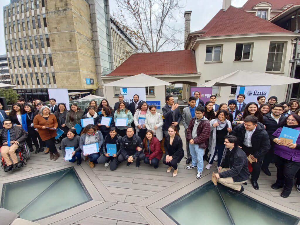 Mujeres emprendedoras de Lampa recibieron sus diplomas de capacitación en la U. Finis Terrae