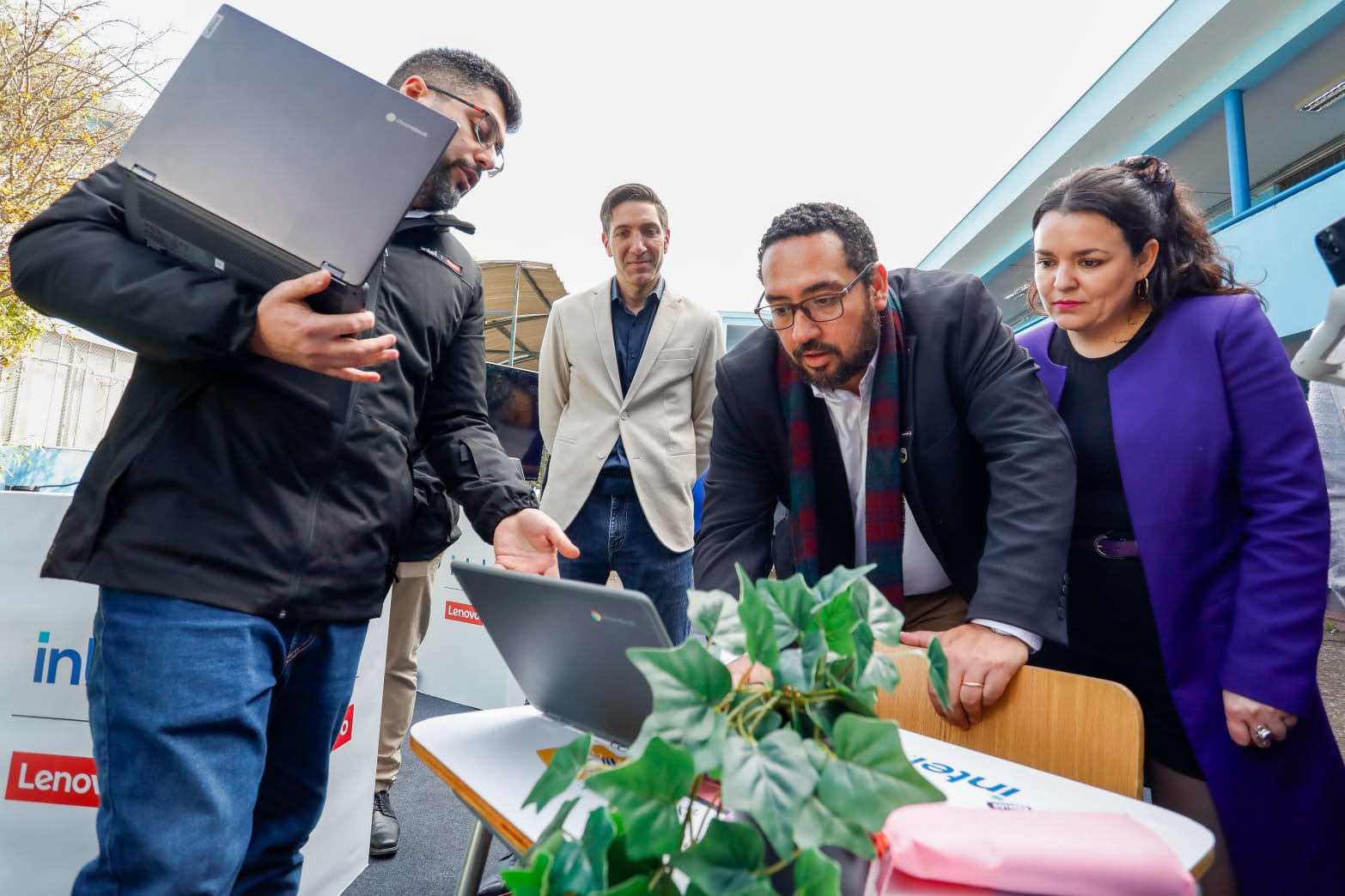 Lenovo e Intel participaron en la entrega de 500 computadores a niños en la comuna de Independencia