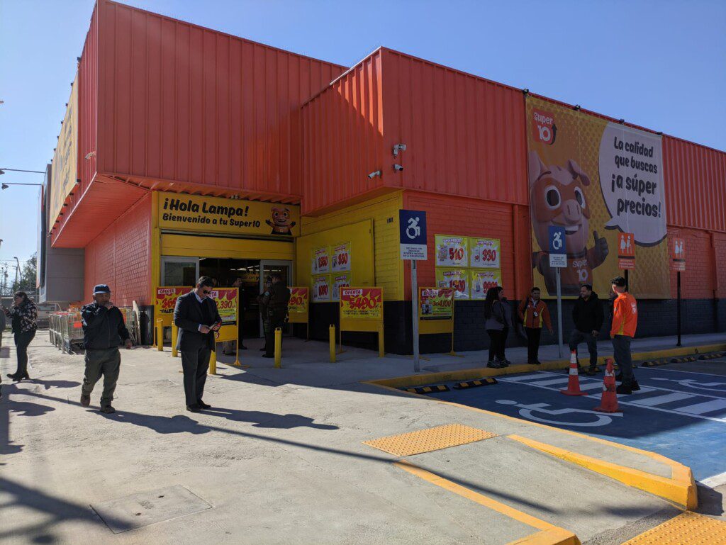 Super 10 inaugura nueva tienda en Lampa