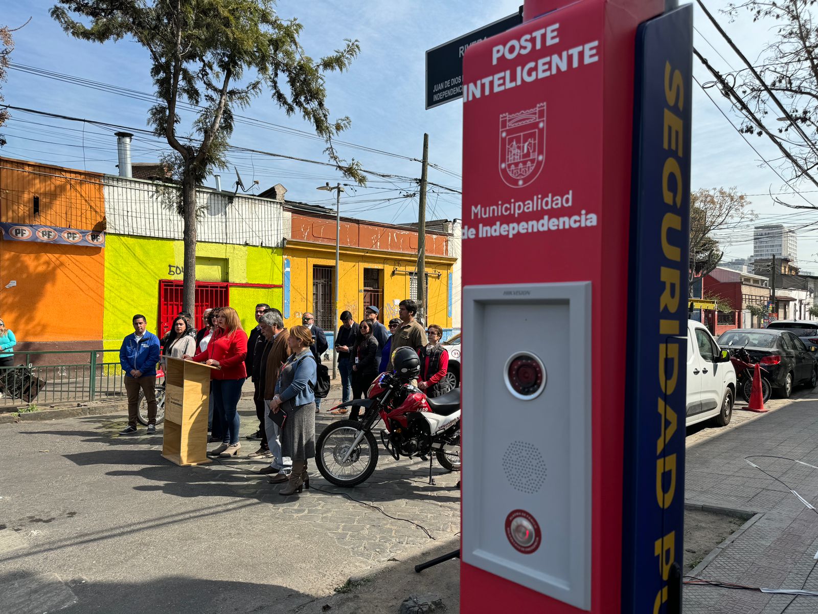 Debuta en Independencia monoposte inteligente en la "esquina de la muerte"