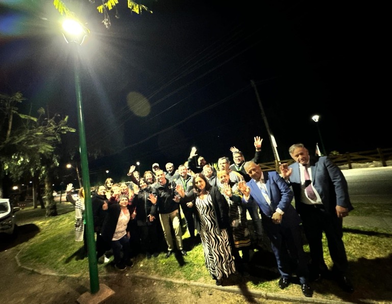 Peñaflor: Renuevan luminarias en principal avenida y realizan trabajos de hermoseamiento