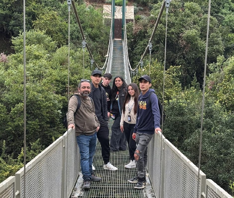 Jóvenes del Hogar de Menores La Cisterna realizaron visita al aviario del Parque Tricao