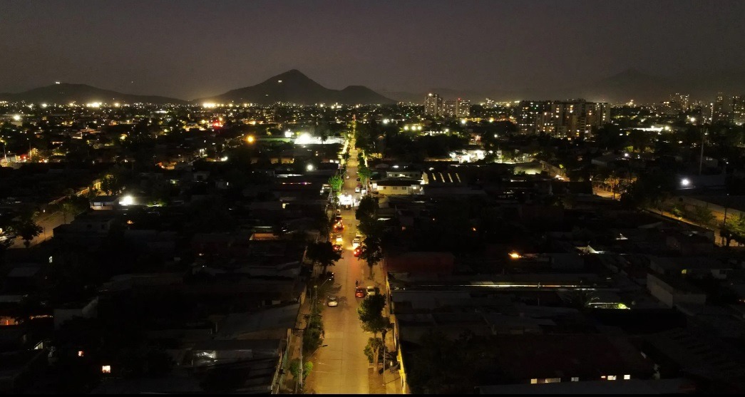 Inauguran proyecto de iluminación peatonal en calle Santa Petronila en Quinta Normal