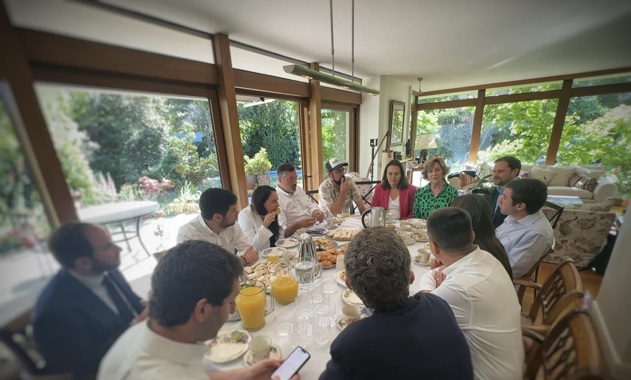 Evelyn Matthei recibe a los alcaldes ganadores de Chile Vamos en su domicilio