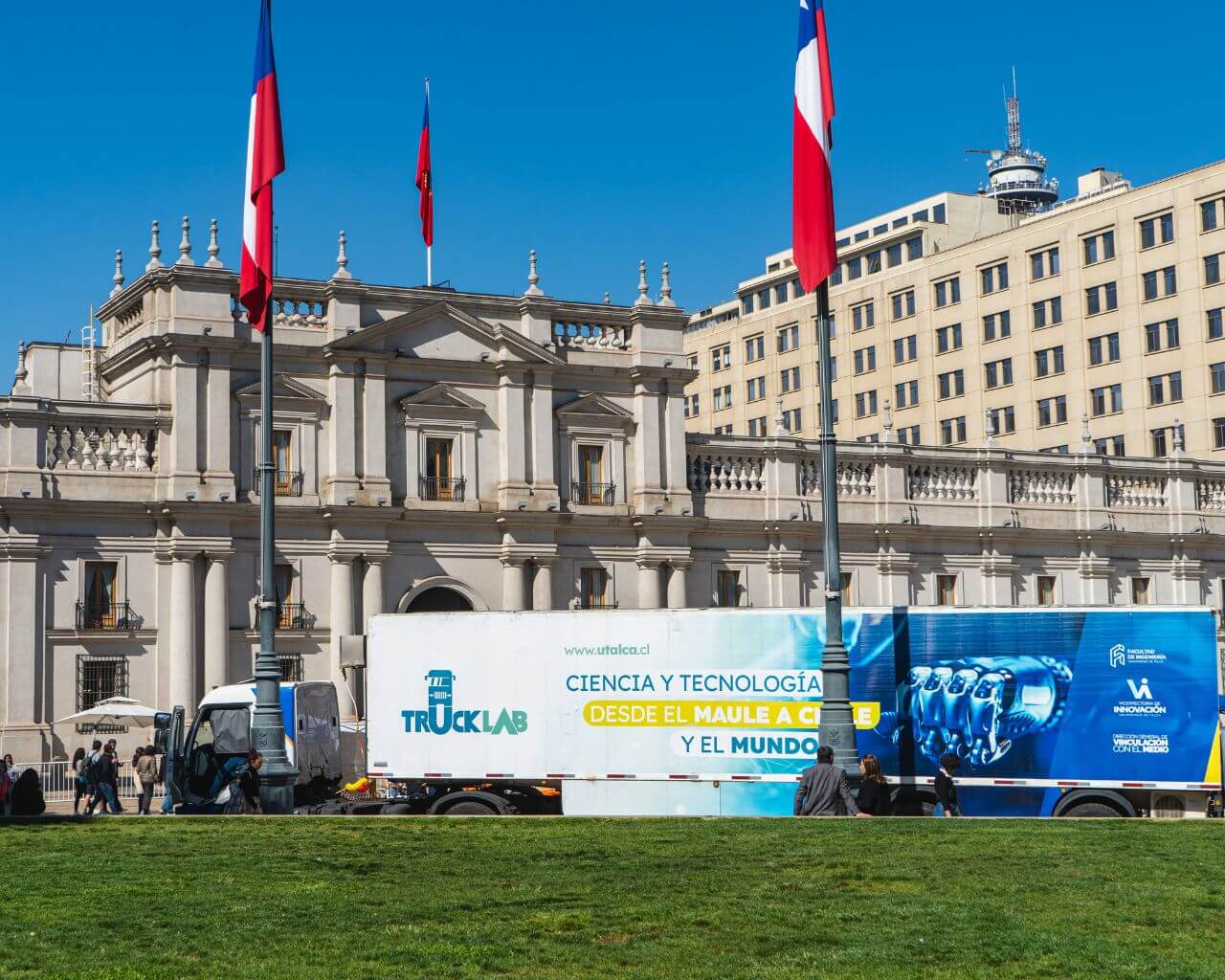 TruckLab UTalca inauguró Festival de las Ciencias en La Moneda