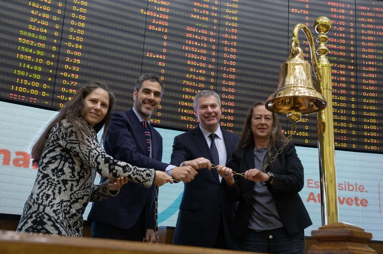 U. Adolfo Ibáñez recibe reconocimiento de la Bolsa de Santiago por su aporte a la educación financiera