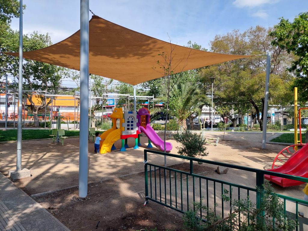 Plazas de Colina reciben nuevas velas sombreadoras para un verano más seguro