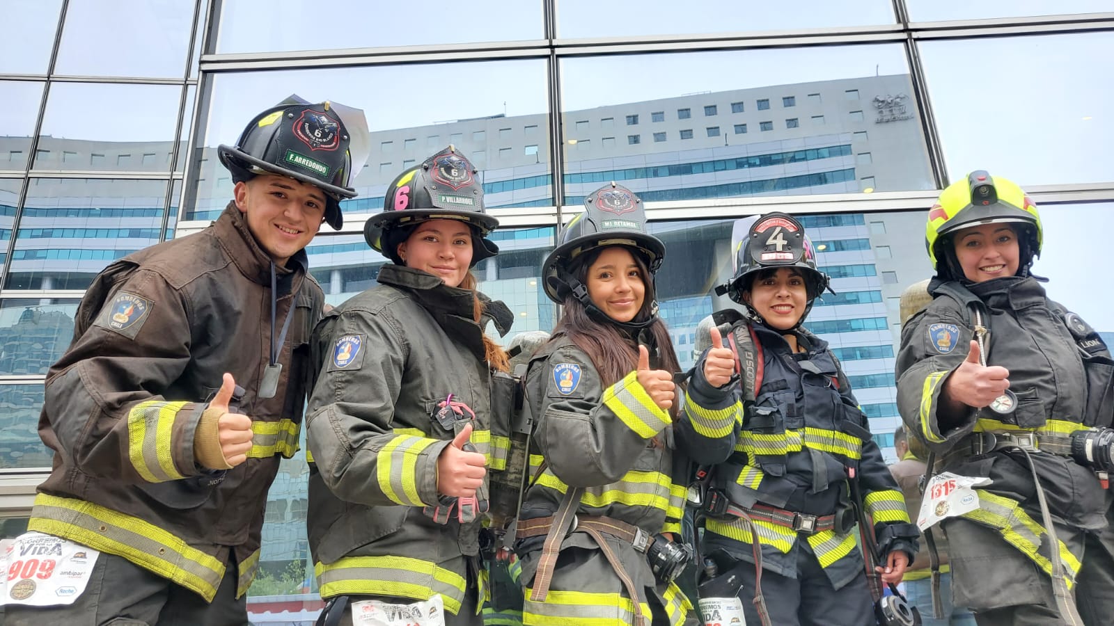 Más de dos mil bomberos de Chile y el extranjero buscan conquistar la cima del Costanera Center 