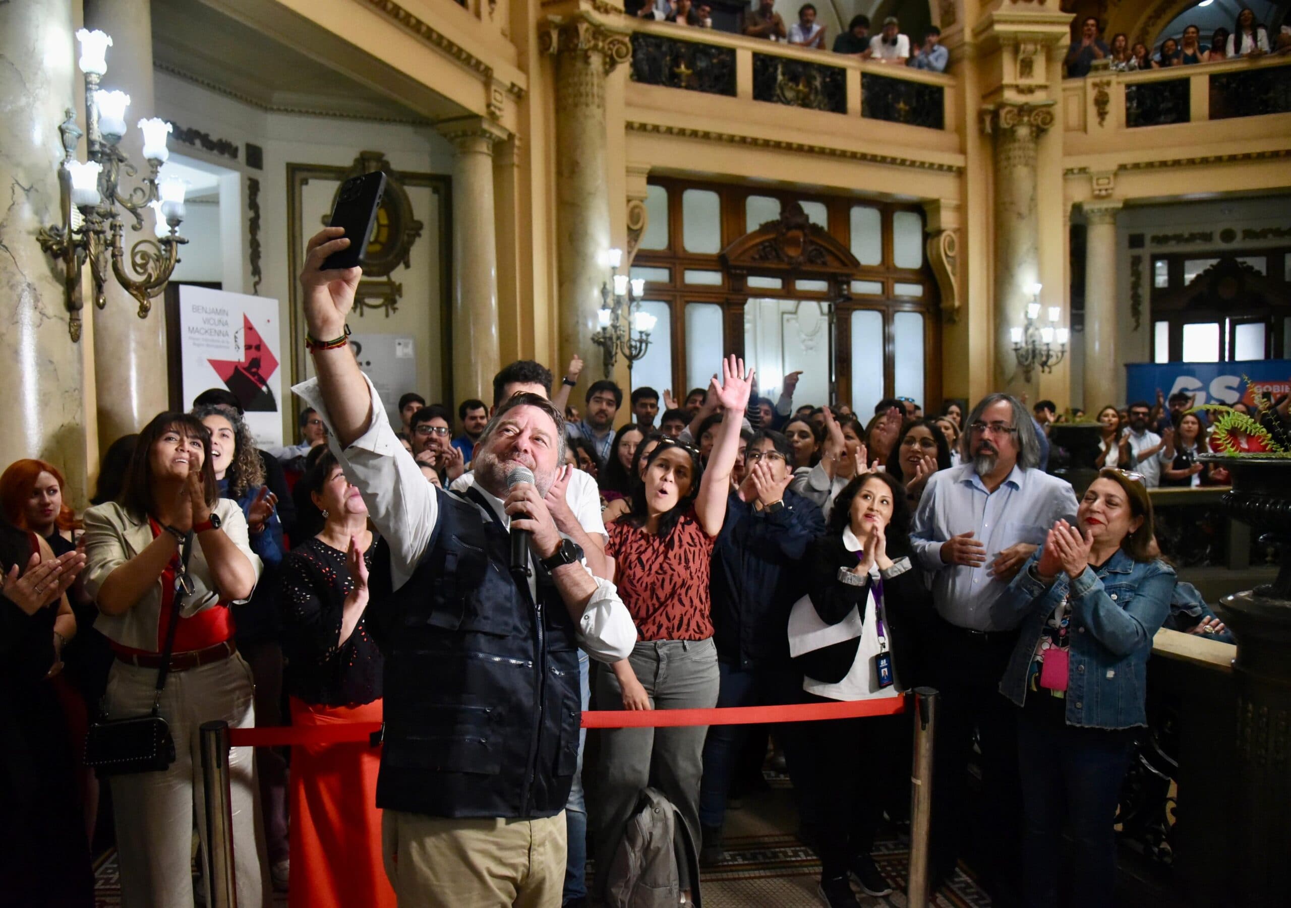 Claudio Orrego retoma funciones en la Gobernación de Santiago con llamado a resignificar el servicio público