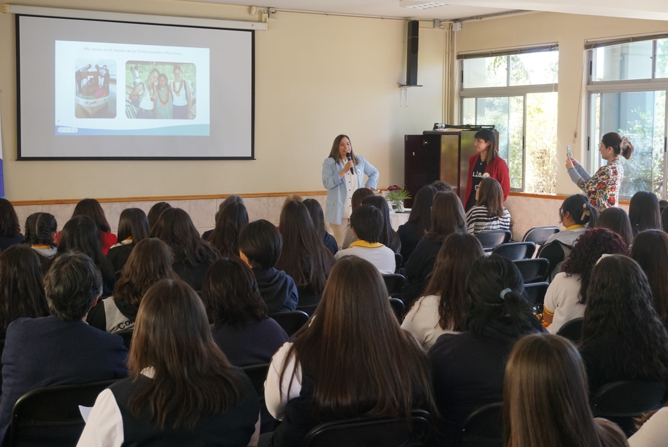 LAB4U y Laboratorio Pfizer realizaron jornada de educación científica en Colegio Almendral