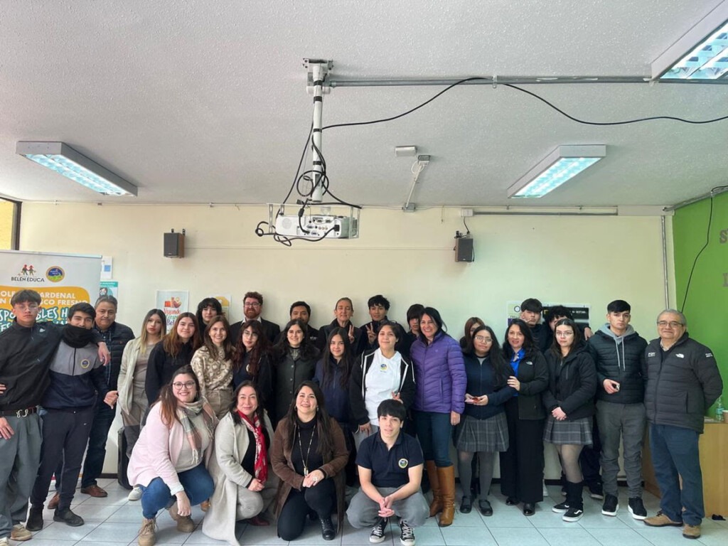 Etex Chile apoya a estudiantes de Belén Educa en Puente Alto con programas de tutorías, charlas y becas