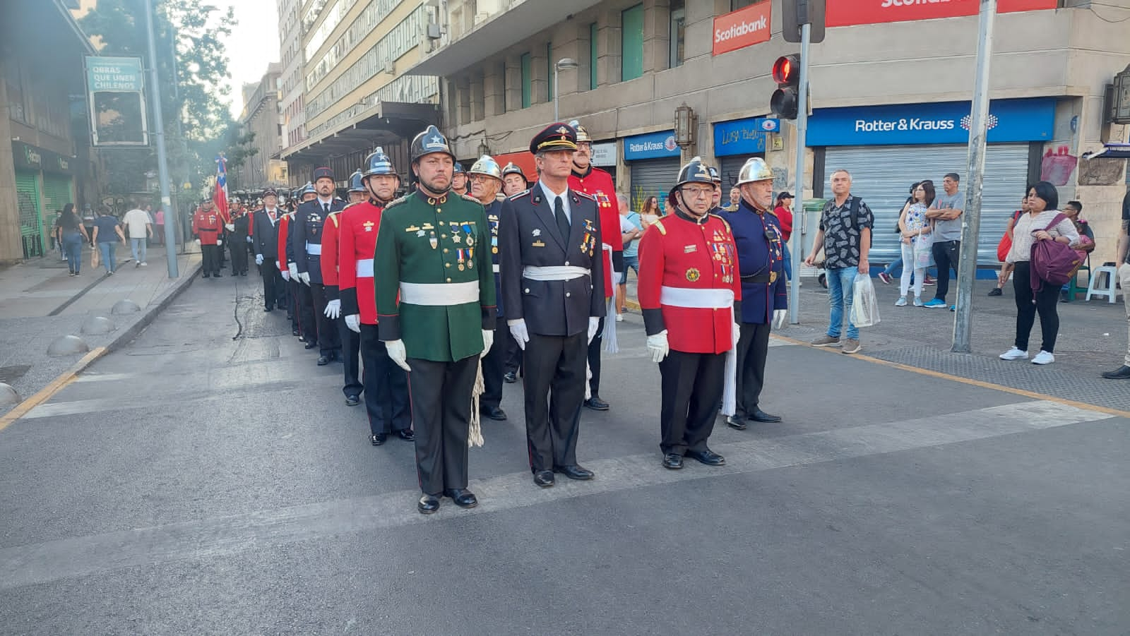 Bomberos de Santiago informa de cortes de tránsito en el centro de la capital