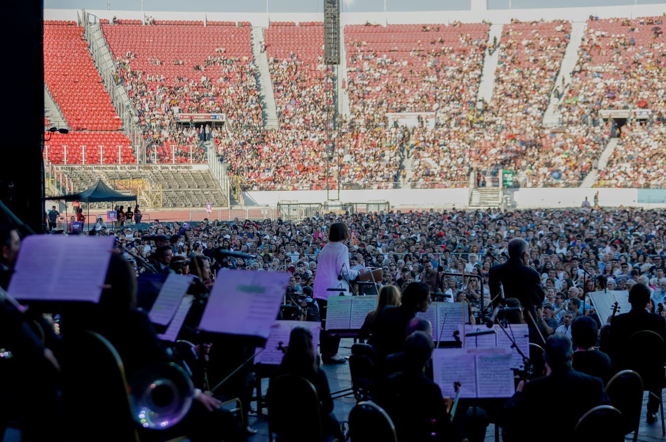 Histórico concierto reunió a más de 35 mil personas con la Novena Sinfonía de Beethoven en el Estadio Nacional