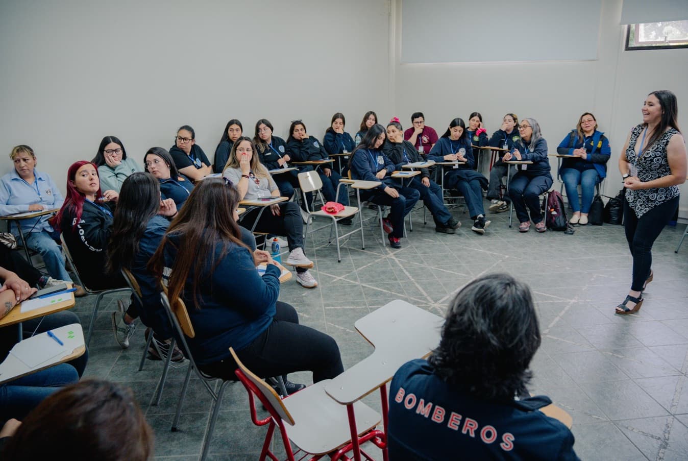 Bomberas de todo el país se reunieron en Talca para conversar sobre el rol de la mujer en la institución