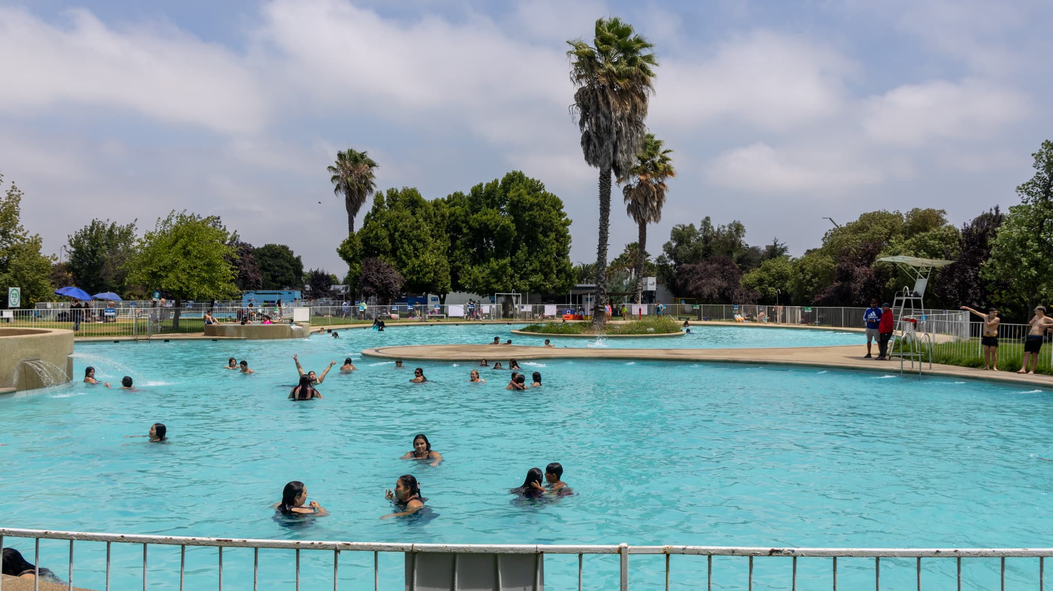 Mas de 100 personas disfrutaron gratis el primer día de temporada de piscina en Cerrillos