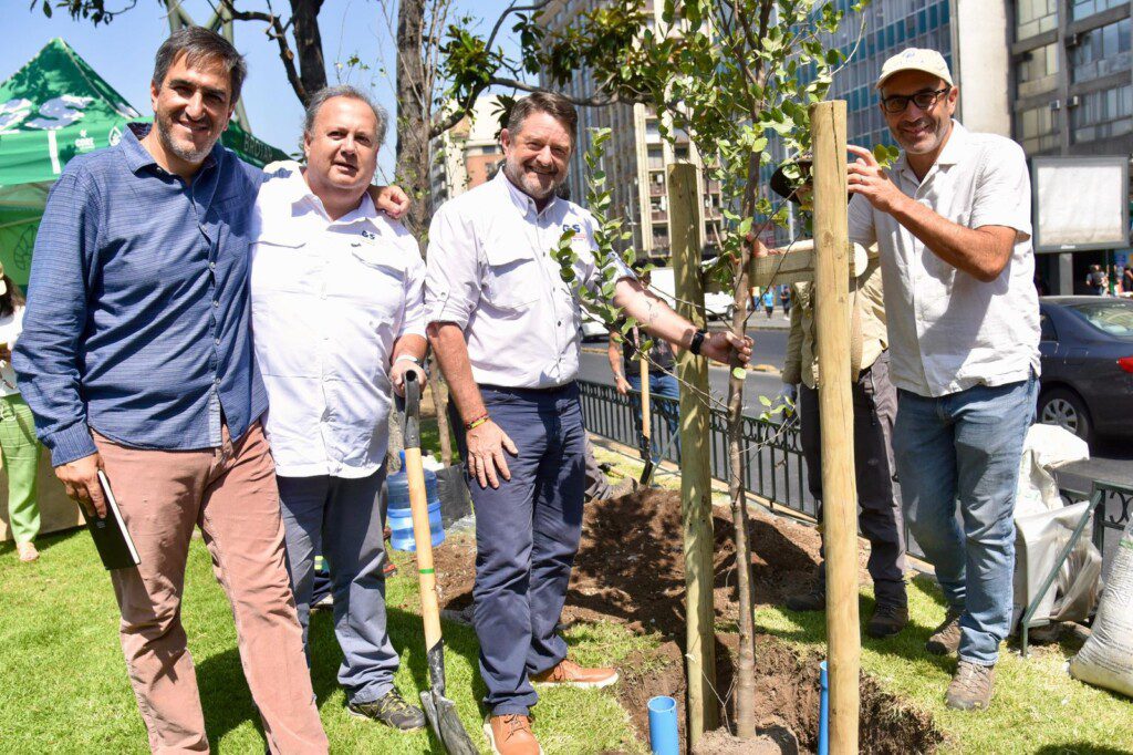 Un hito para un Santiago más verde: Claudio Orrego planta el árbol 33 mil de su gestión  