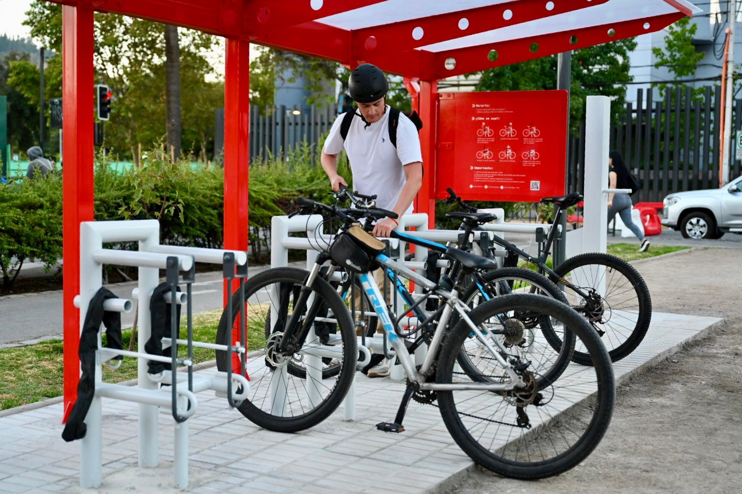 Nuevos estacionamientos de bicicletas Línea Cero en Providencia y un inédito diseño de tarjeta bip!