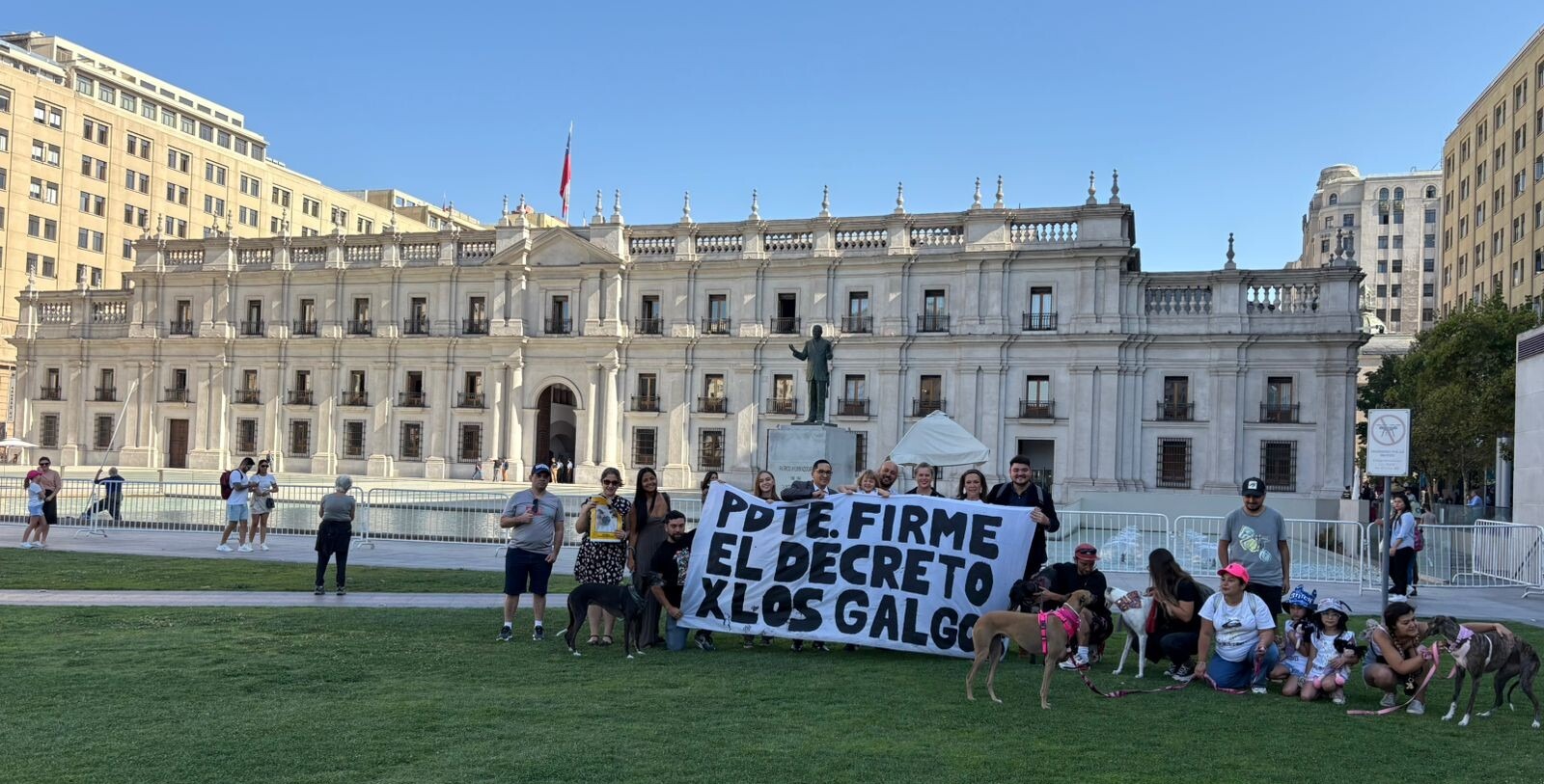 Entregan carta al Presidente Boric para que prohiba carreras de perros en Chile