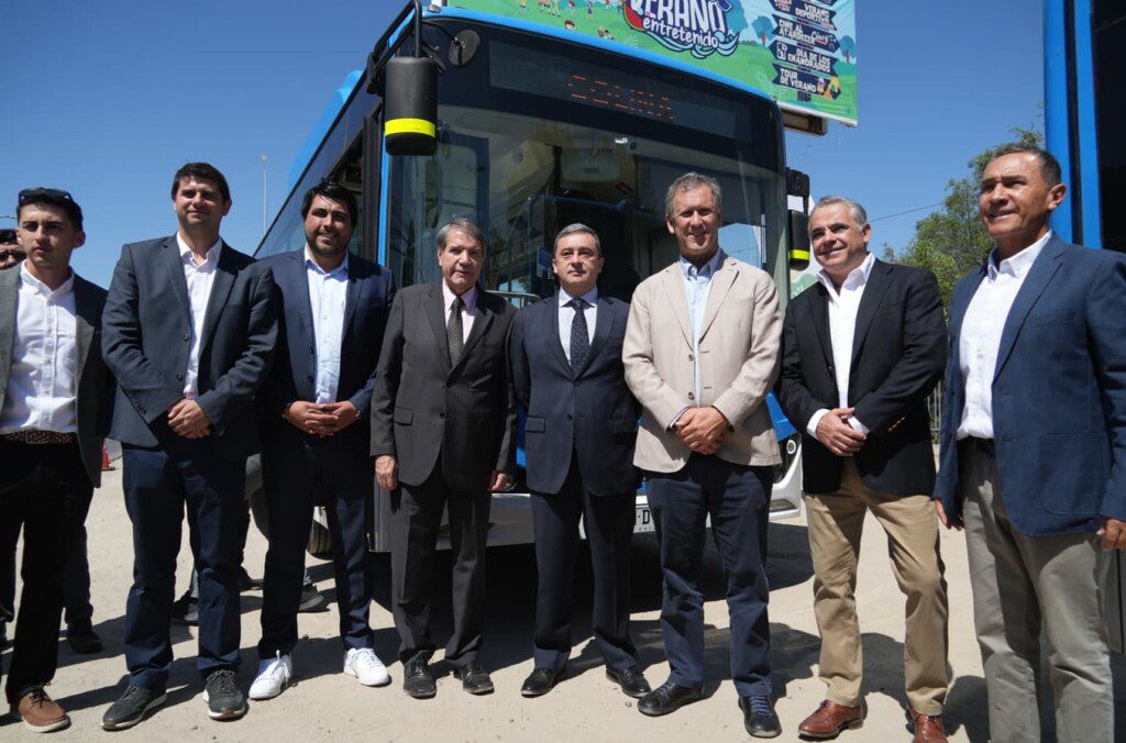 Buses eléctricos inician operación en Colina gracias a donación de la República Popular China