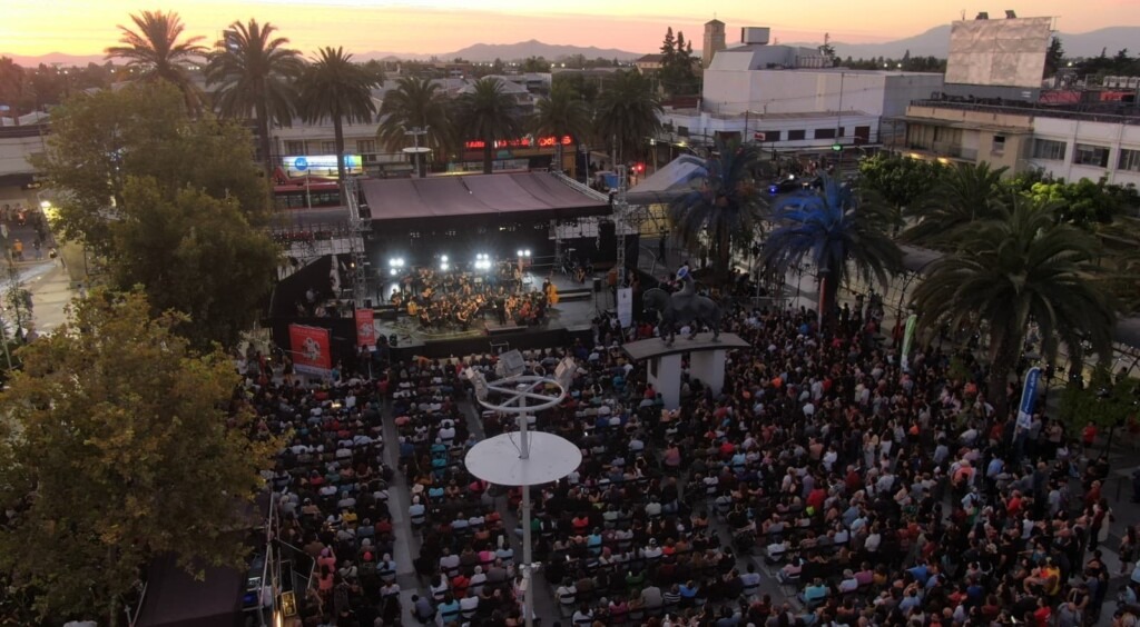 Ciudadanía repletó la Plaza de Puente Alto en concierto “Santa María de Iquique. Cantata popular” 