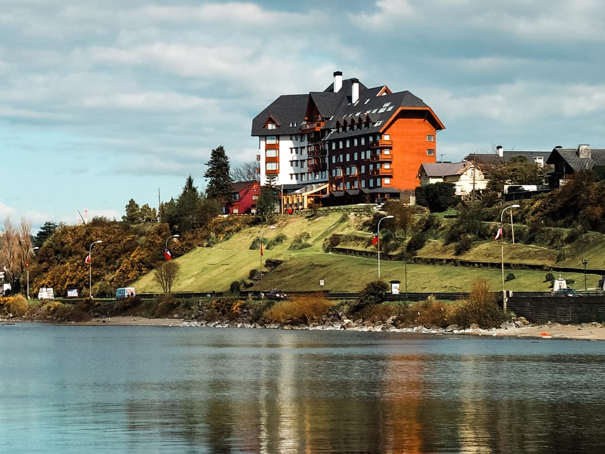 Hoteles Cumbres vende su icónica propiedad en Puerto Varas