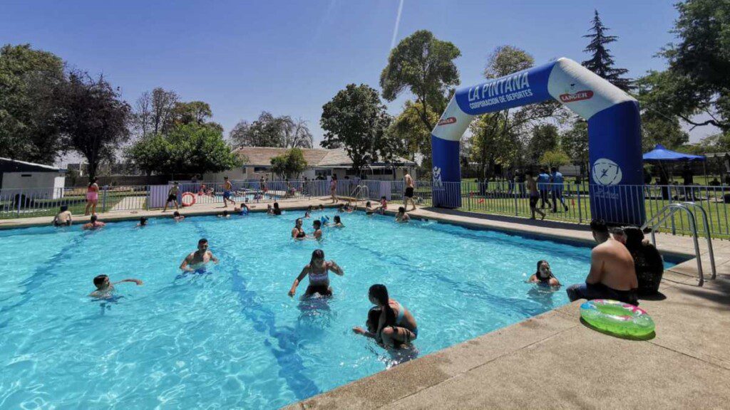 Entrada gratuita: Más de 700 personas disfrutan diariamente de la Piscina Municipal en La Pintana