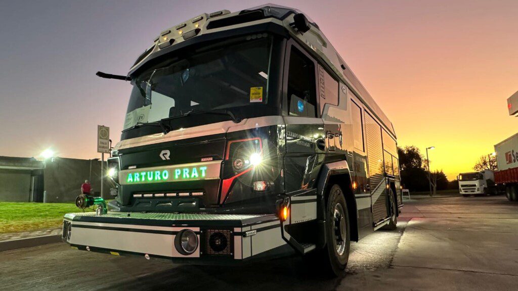 Primer carro eléctrico llegó a reforzar  flota de Bomberos de Santiago