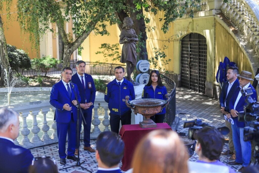 Municipalidad de Santiago y la PDI recuperan jarrones del Siglo XIX donados por Benjamín Vicuña Mackenna