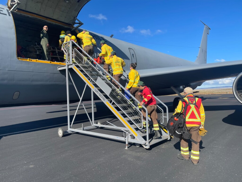 FACh colabora en combate de incendios con imágenes satelitales y aviadores militares