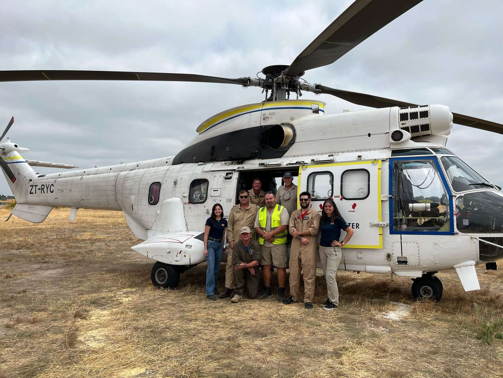 Helicóptero Super Puma combate incendios en la Patagonia