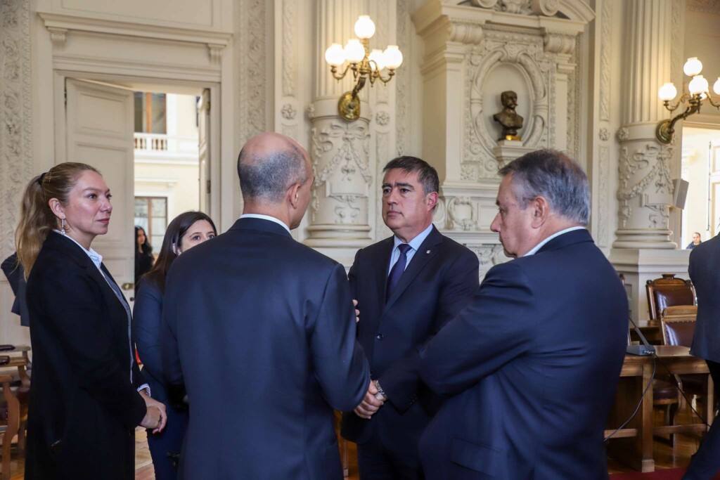 Alcalde Desbordes y rectores de universidades instalan mesa de trabajo por seguridad en Santiago