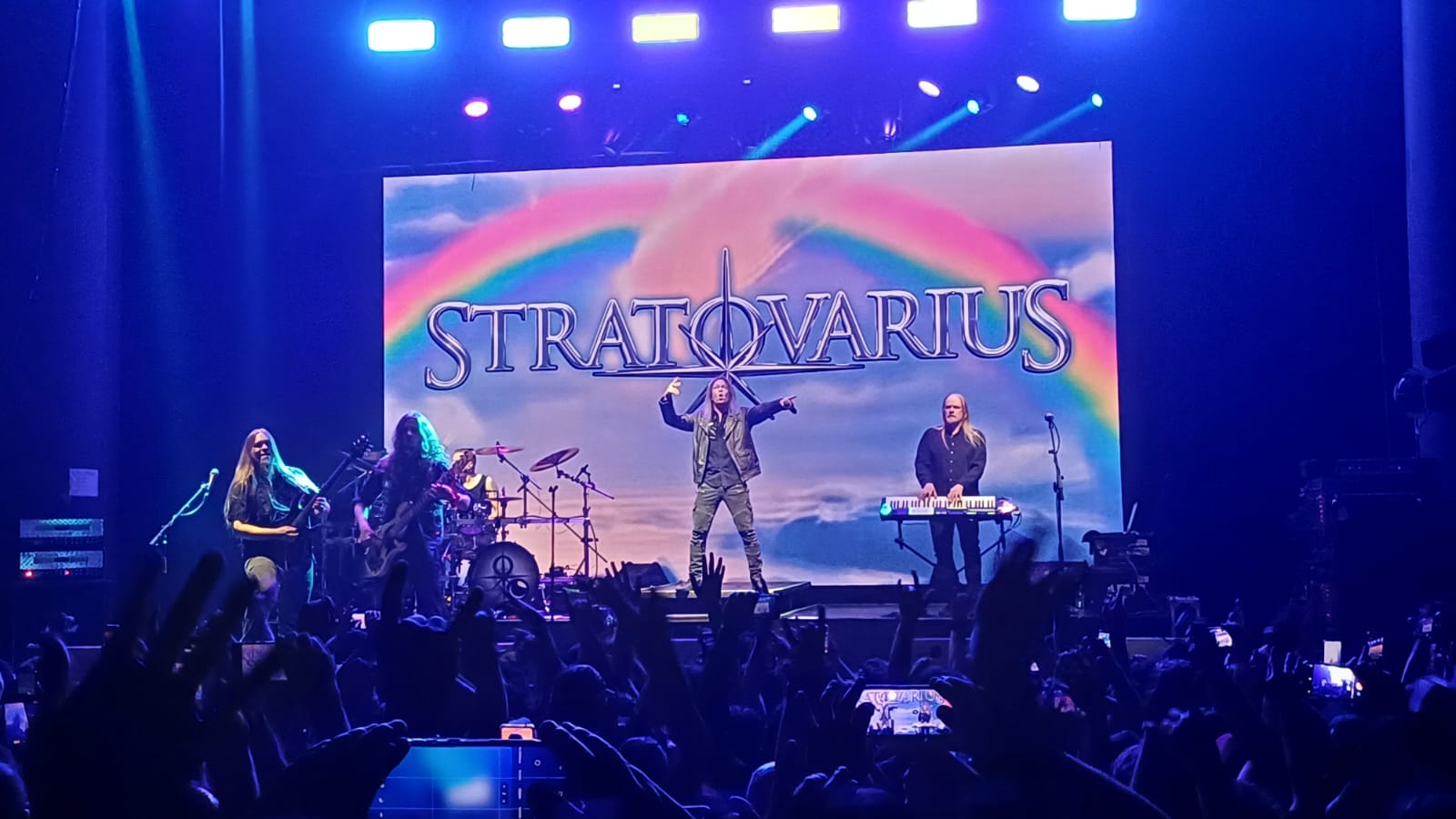 Stratovarius desata una tormenta de metal melódico y repleta en el Teatro Coliseo