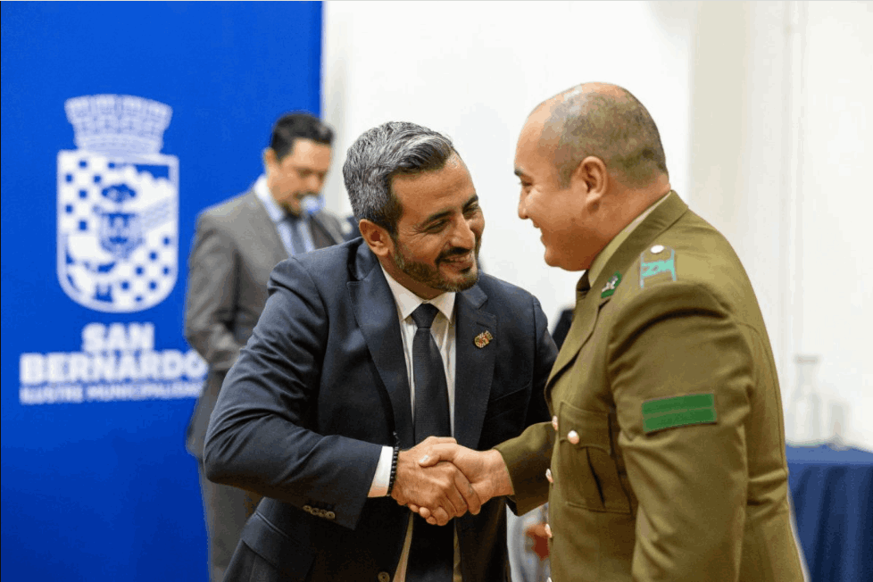San Bernardo: Condecoran a 43 carabineros en 98° aniversario