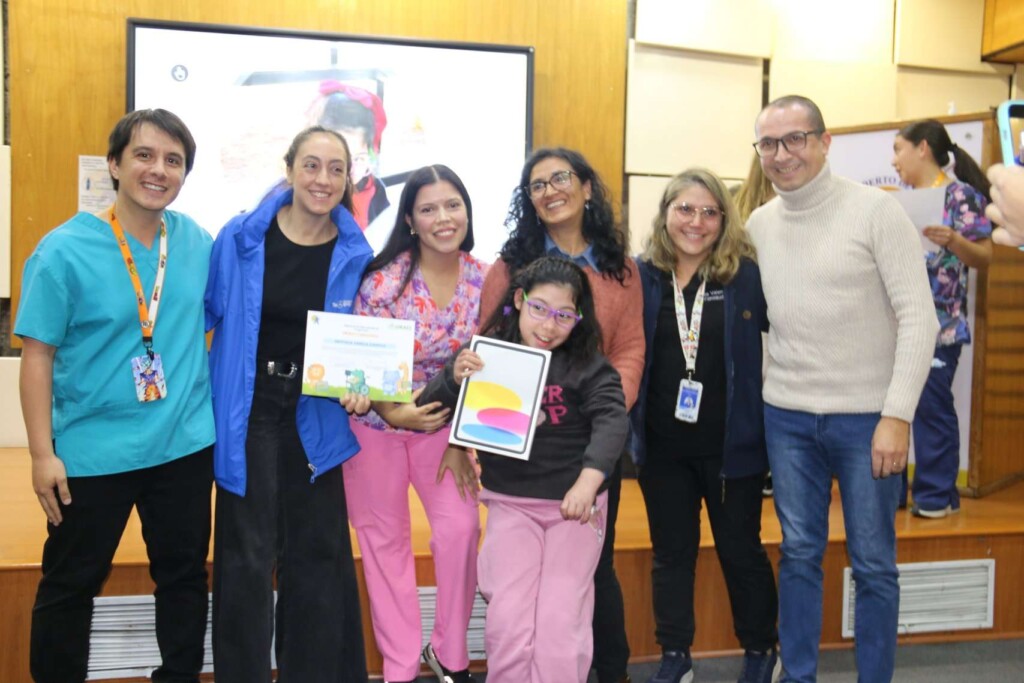 Tecnología que conecta: niños y niñas del Hospital Dr. Roberto del Río reciben iPads