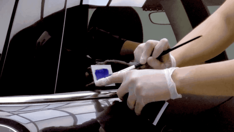 Grabar la patente del auto en vidrios es obligatorio